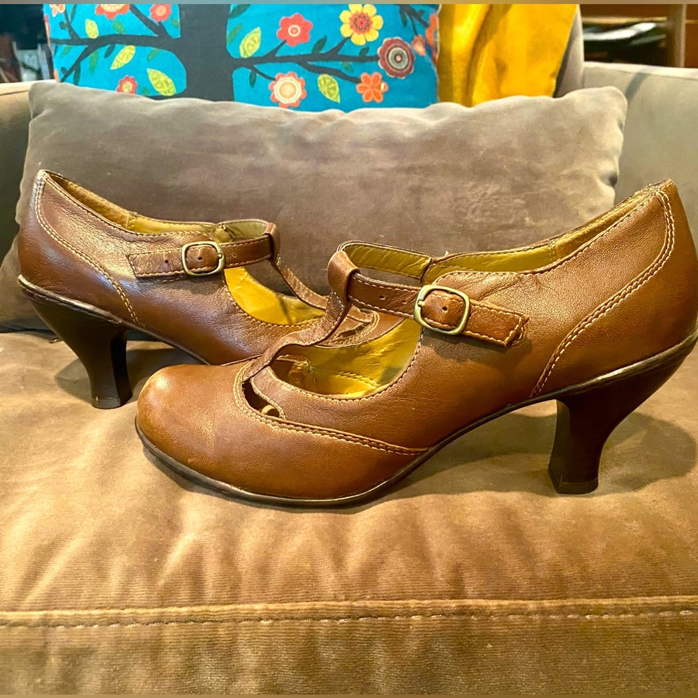 Strictly Comfort brown leather shoes with memory foam footbed, size 6 1/2